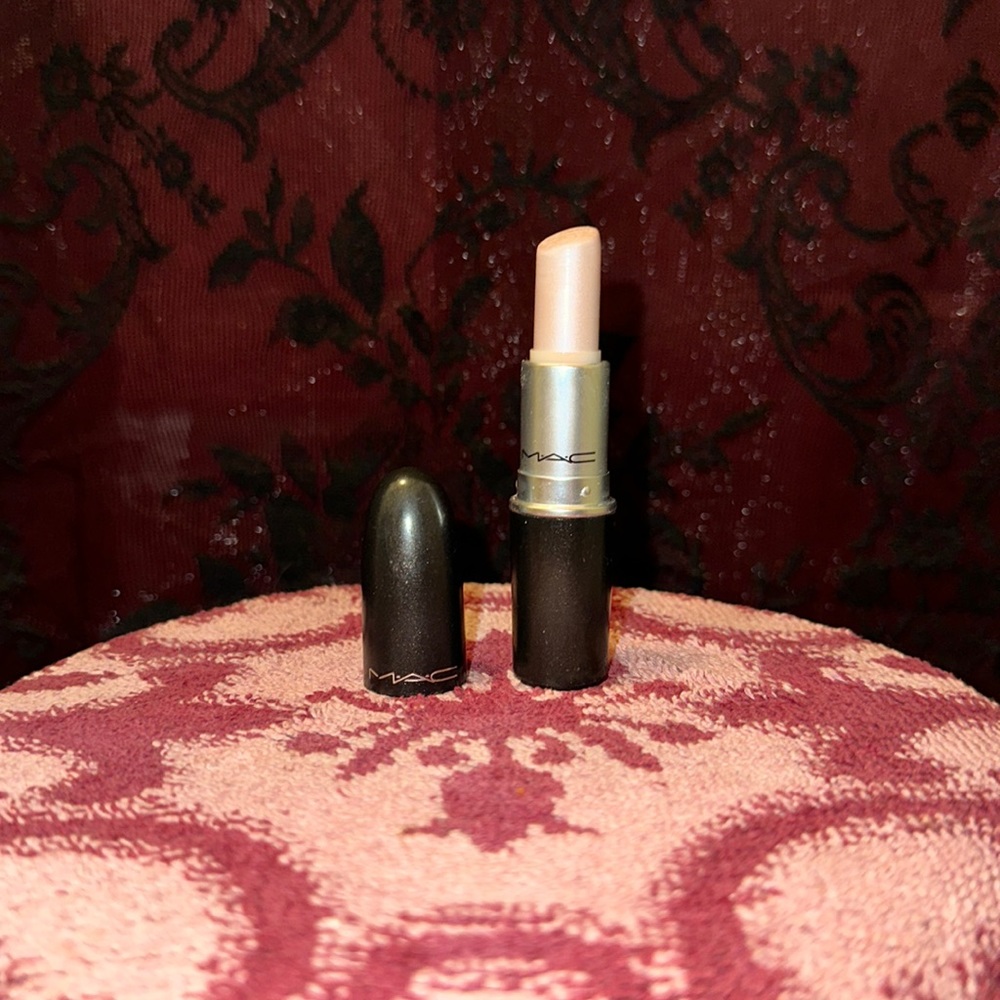 Discontinued MAC Lipstick in Bubbles.